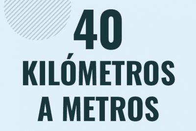 Profesor en pizarra explicando cuanto es 40 kilometros en metros o como pasar de 40 km a m