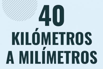 Profesor en pizarra explicando cuanto es 40 kilometros en milimetros o como pasar de 40 km a mm