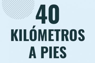 Profesor en pizarra explicando cuanto es 40 kilometros en pies o como pasar de 40 km a ft