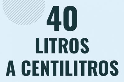 Profesor en pizarra explicando cuanto es 40 litros en centilitros o como pasar de 40 l a cl