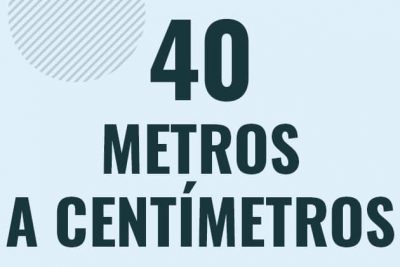 Profesor en pizarra explicando cuanto es 40 metros en centimetros o como pasar de 40 m a cm