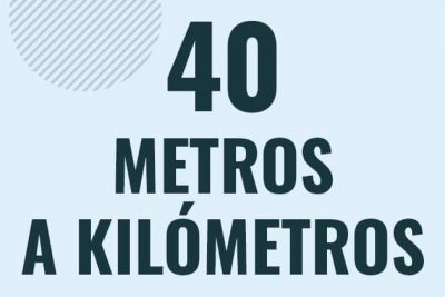 Profesor en pizarra explicando cuanto es 40 metros en kilometros o como pasar de 40 m a km