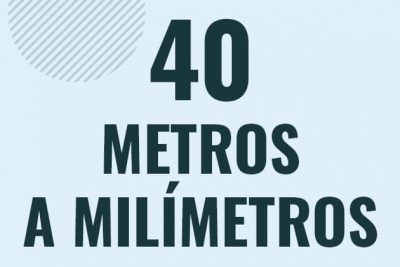 Profesor en pizarra explicando cuanto es 40 metros en milimetros o como pasar de 40 m a mm