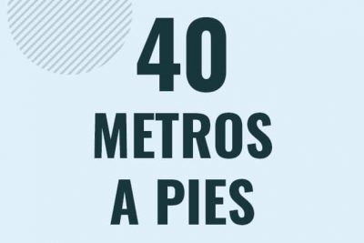 Profesor en pizarra explicando cuanto es 40 metros en pies o como pasar de 40 m a ft