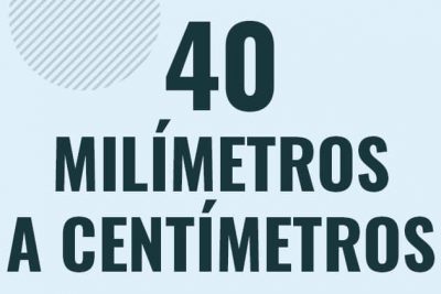 Profesor en pizarra explicando cuanto es 40 milimetros en centimetros o como pasar de 40 mm a cm