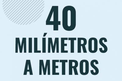 Profesor en pizarra explicando cuanto es 40 milimetros en metros o como pasar de 40 mm a m