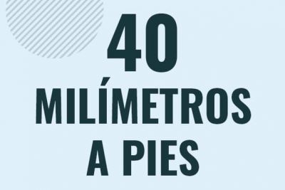 Profesor en pizarra explicando cuanto es 40 milimetros en pies o como pasar de 40 mm a ft