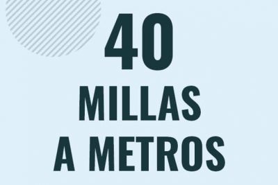 Profesor en pizarra explicando cuanto es 40 millas en metros o como pasar de 40 mi a m