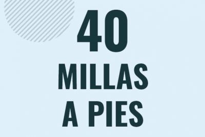 Profesor en pizarra explicando cuanto es 40 millas en pies o como pasar de 40 mi a ft