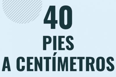 Profesor en pizarra explicando cuanto es 40 pies en centimetros o como pasar de 40 ft a cm