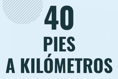 Profesor en pizarra explicando cuanto es 40 pies en kilometros o como pasar de 40 ft a km