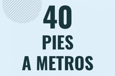 Profesor en pizarra explicando cuanto es 40 pies en metros o como pasar de 40 ft a m