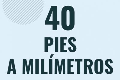 Profesor en pizarra explicando cuanto es 40 pies en milimetros o como pasar de 40 ft a mm