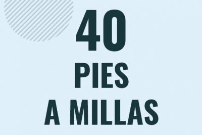 Profesor en pizarra explicando cuanto es 40 pies en millas o como pasar de 40 ft a mi