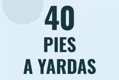 Profesor en pizarra explicando cuanto es 40 pies en yardas o como pasar de 40 ft a yd