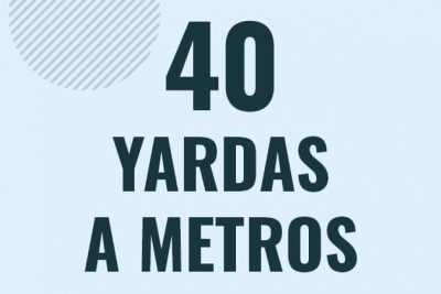 Profesor en pizarra explicando cuanto es 40 yardas en metros o como pasar de 40 yd a m