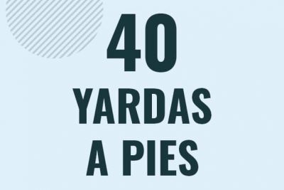 Profesor en pizarra explicando cuanto es 40 yardas en pies o como pasar de 40 yd a ft