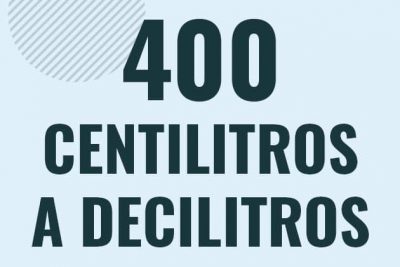 Profesor en pizarra explicando cuanto es 400 centilitros en decilitros o como pasar de 400 cl a dl