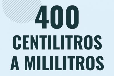 Profesor en pizarra explicando cuanto es 400 centilitros en mililitros o como pasar de 400 cl a ml