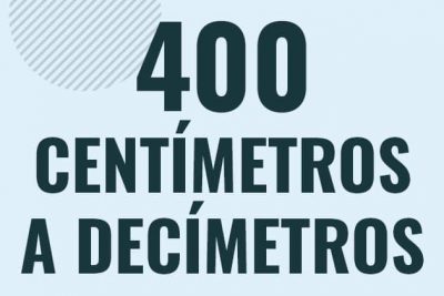 Profesor en pizarra explicando cuanto es 400 centimetros en decimetros o como pasar de 400 cm a dm