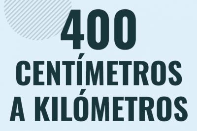 Profesor en pizarra explicando cuanto es 400 centimetros en kilometros o como pasar de 400 cm a km