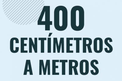 Profesor en pizarra explicando cuanto es 400 centimetros en metros o como pasar de 400 cm a m