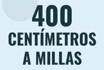 Profesor en pizarra explicando cuanto es 400 centimetros en millas o como pasar de 400 cm a mi