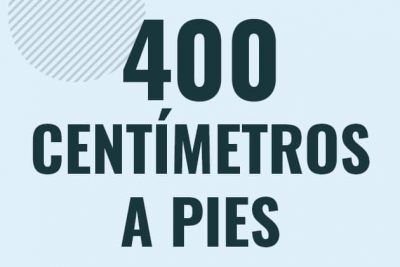 Profesor en pizarra explicando cuanto es 400 centimetros en pies o como pasar de 400 cm a ft