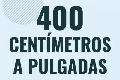 Profesor en pizarra explicando cuanto es 400 centimetros en pulgadas o como pasar de 400 cm a in
