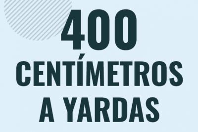 Profesor en pizarra explicando cuanto es 400 centimetros en yardas o como pasar de 400 cm a yd