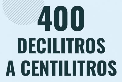 Profesor en pizarra explicando cuanto es 400 decilitros en centilitros o como pasar de 400 dl a cl