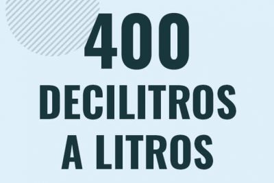 Profesor en pizarra explicando cuanto es 400 decilitros en litros o como pasar de 400 dl a l