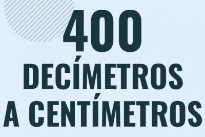 Profesor en pizarra explicando cuanto es 400 decimetros en centimetros o como pasar de 400 dm a cm