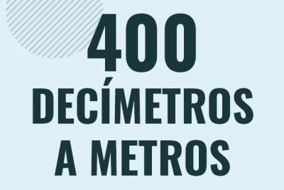 Profesor en pizarra explicando cuanto es 400 decimetros en metros o como pasar de 400 dm a m