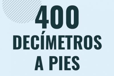 Profesor en pizarra explicando cuanto es 400 decimetros en pies o como pasar de 400 dm a ft