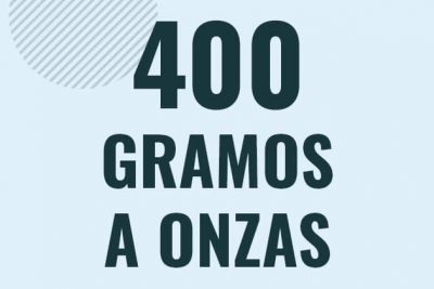 Profesor en pizarra explicando cuanto es 400 gramos en onzas o como pasar de 400 g a oz