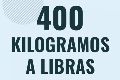 Profesor en pizarra explicando cuanto es 400 kilogramos en libras o como pasar de 400 kg a lb