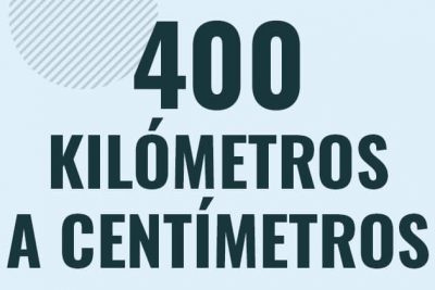 Profesor en pizarra explicando cuanto es 400 kilometros en centimetros o como pasar de 400 km a cm
