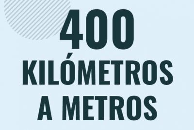 Profesor en pizarra explicando cuanto es 400 kilometros en metros o como pasar de 400 km a m