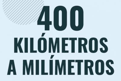 Profesor en pizarra explicando cuanto es 400 kilometros en milimetros o como pasar de 400 km a mm