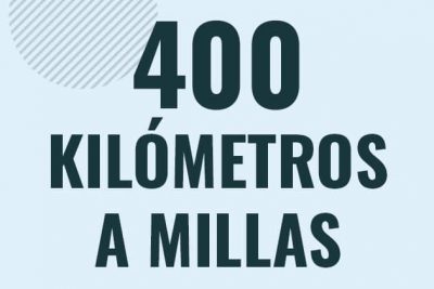 Profesor en pizarra explicando cuanto es 400 kilometros en millas o como pasar de 400 km a mi