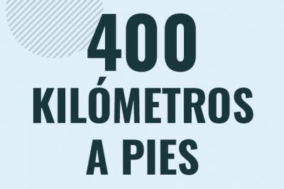 Profesor en pizarra explicando cuanto es 400 kilometros en pies o como pasar de 400 km a ft