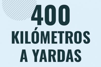 Profesor en pizarra explicando cuanto es 400 kilometros en yardas o como pasar de 400 km a yd