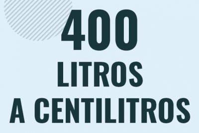 Profesor en pizarra explicando cuanto es 400 litros en centilitros o como pasar de 400 l a cl