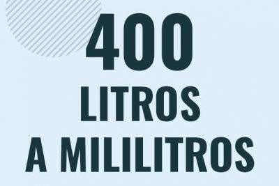 Profesor en pizarra explicando cuanto es 400 litros en mililitros o como pasar de 400 l a ml