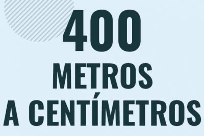 Profesor en pizarra explicando cuanto es 400 metros en centimetros o como pasar de 400 m a cm