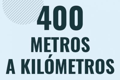 Profesor en pizarra explicando cuanto es 400 metros en kilometros o como pasar de 400 m a km