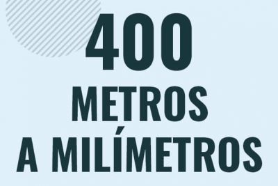 Profesor en pizarra explicando cuanto es 400 metros en milimetros o como pasar de 400 m a mm