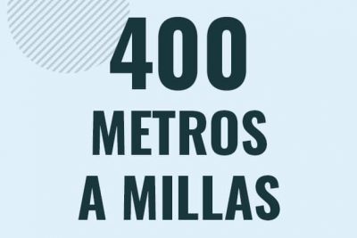 Profesor en pizarra explicando cuanto es 400 metros en millas o como pasar de 400 m a mi