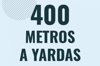 Profesor en pizarra explicando cuanto es 400 metros en yardas o como pasar de 400 m a yd
